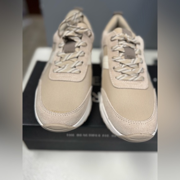 NIB- women’s Naturalizer Beige Sneakers - Picture 3 of 8